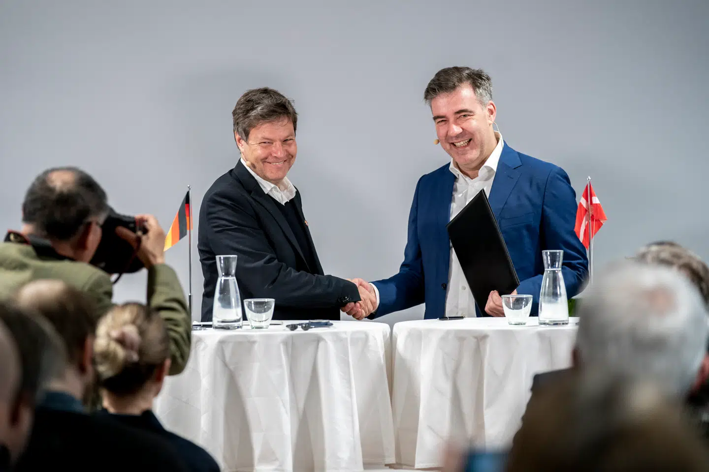 Den danske klimaminister, Lars Aagaard (M), og den tyske økonomi- og klimaminister, Robert Habeck holdt fredag morgen pressemøde om en ny brintrørledning mellem Danmark og Nordtyskland.
