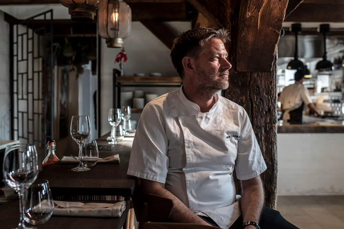 Kok og restauratør Henrik Yde langer nu hårdt ud efter coronahjælpepakkerne, som han mener fra starten var udformet helt forkert.