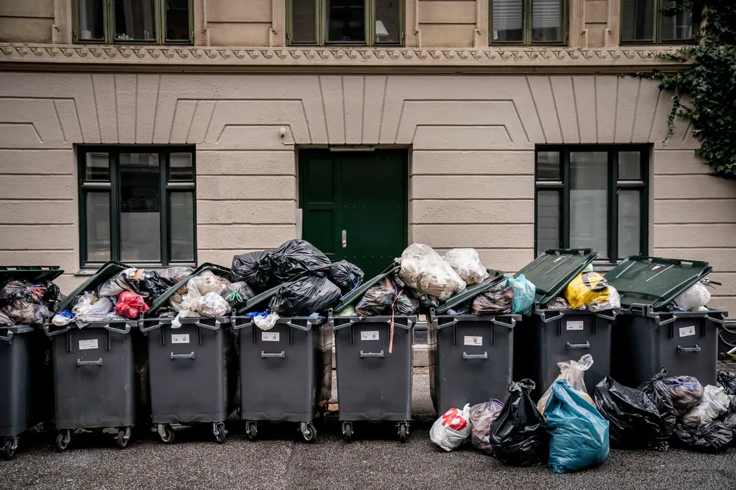Affald hober sig op i København, her Nørrebro, hvor der ikke er blevet hentet affald hele ugen.