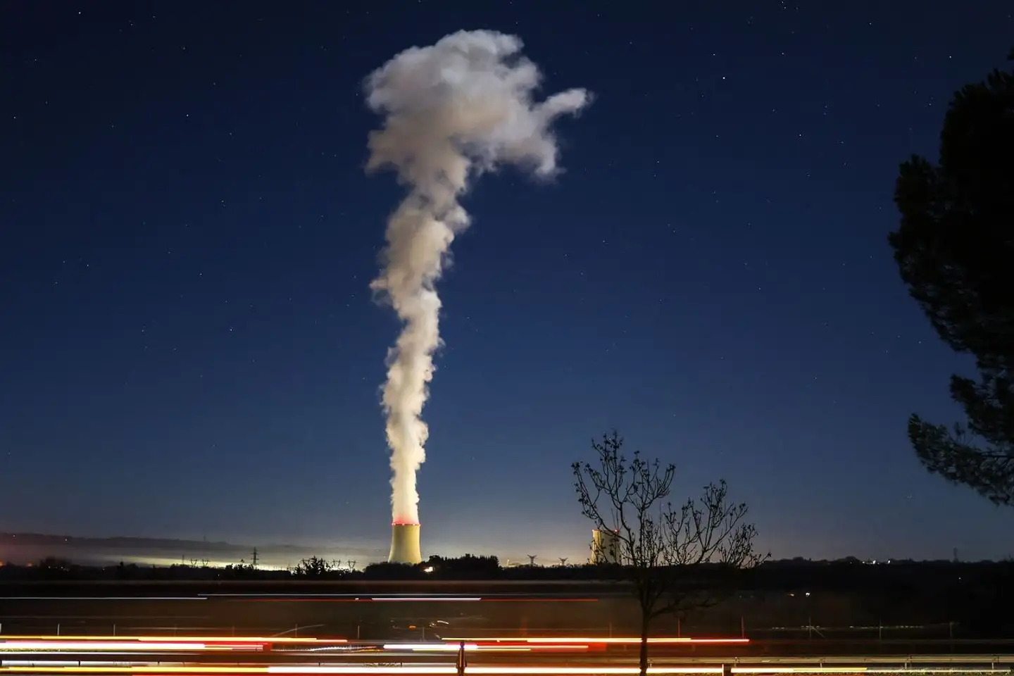 Damp stiger op fra det sydfranske Golfech-atomkraftværk. For cirka 40 år siden opførte Frankrig med lynets hast talrige atomreaktorer, og i dag producerer de omkring 70 procent af al strøm i landet.