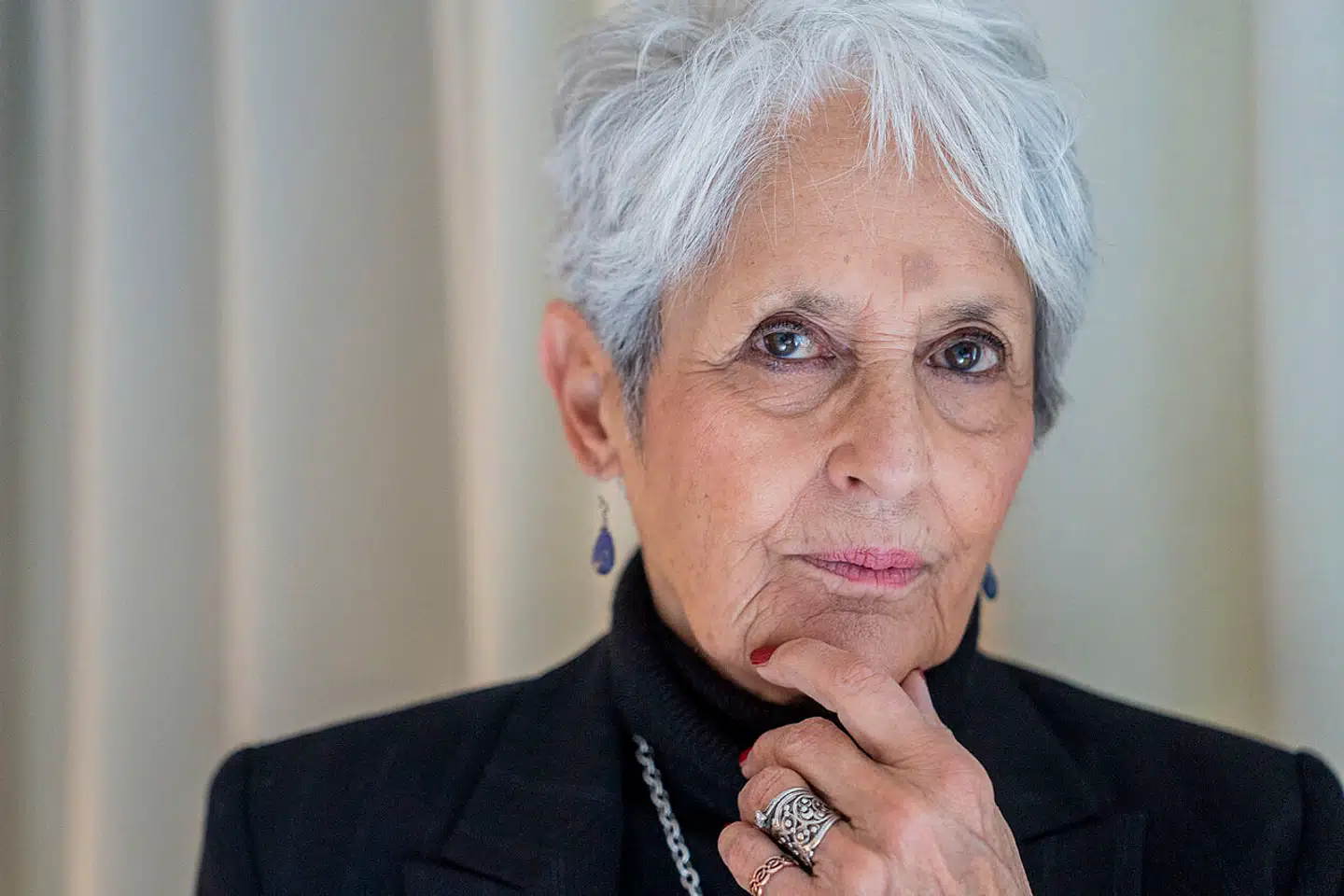 Joan Baez. Hun var 60ernes store stemme, muse for Dylan og et ikon for ungdomsgenerationerne. Joan Baez er aktuel i dokumentarfilmen »Joan Baez: I Am a Noise«.