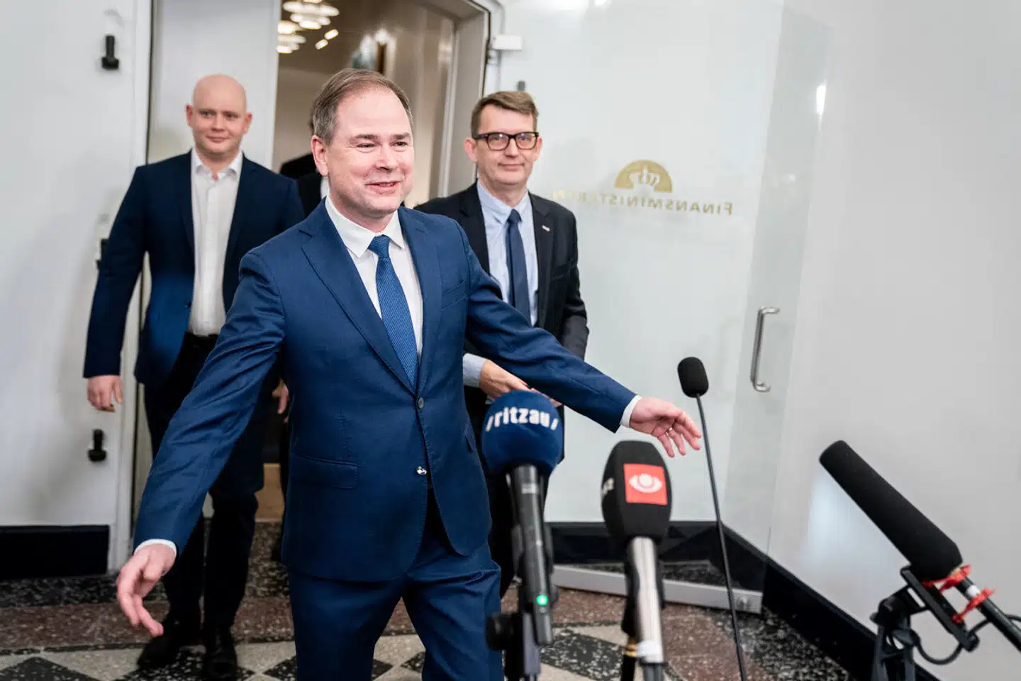 Finansminister Nicolai Wammen (S), kulturminister Jakob Engel-Schmidt (M) og økonomiminister Troels Lund Poulsen (V) præsenterer torsdag en stram finanslov og en optimistisk prognose for dansk økonomi.
