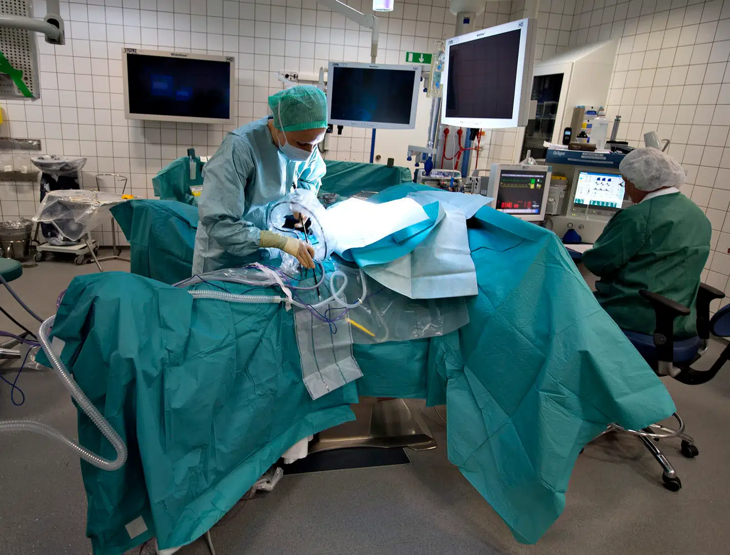 »Jeg har bedt Sundhedsstyrelsen om at indkalde alle fem regioner til et møde snarest muligt for at sikre, at de tilbyder patienterne rettidig behandling og lever op til reglerne,« siger sundhedsminister Sophie Løhde (V).