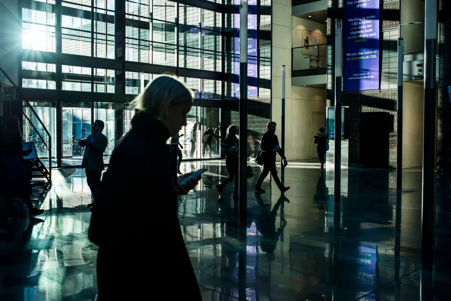 »Hvis vi er interesserede i at vide noget om, hvorvidt kandidater kommer i job, der kræver kandidatkvalifikationer, så er der bedre indikatorer end løn – nemlig den konkrete arbejdsfunktion. Her tyder det faktisk på, at det er fra Dansk Erhvervs 'egne' kerneuddannelser, nemlig business-studierne på handelshøjskolerne, at andelen af kandidater i ikkeakademiske job er højest, og ikke blandt humanister og RUC-kandidater,« skriver Jens-Peter Thomsen.