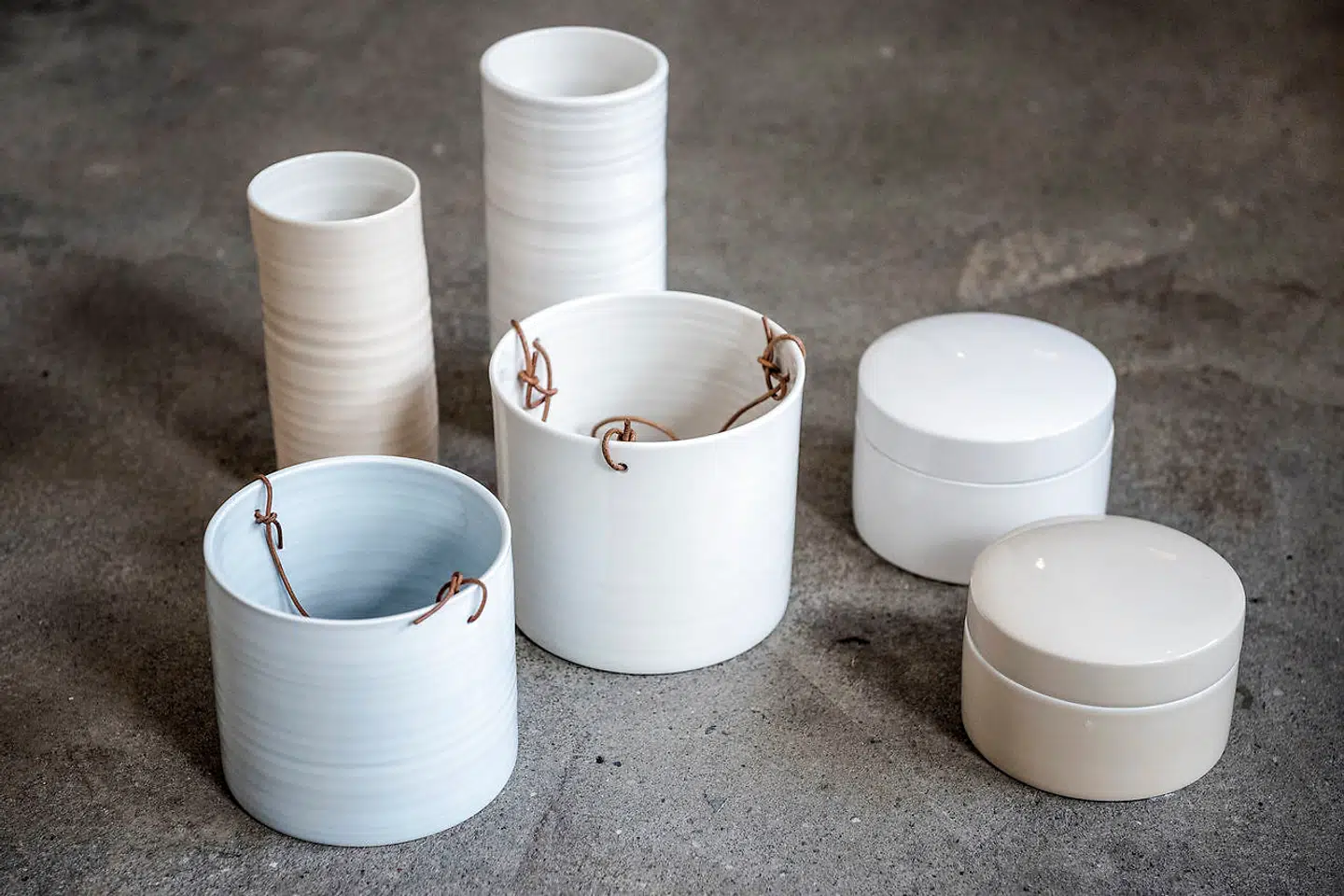 De originale Anne Black-produkter sammen med kopiserien fra Ronald A/S, som i 2016 blev solgt i Netto.