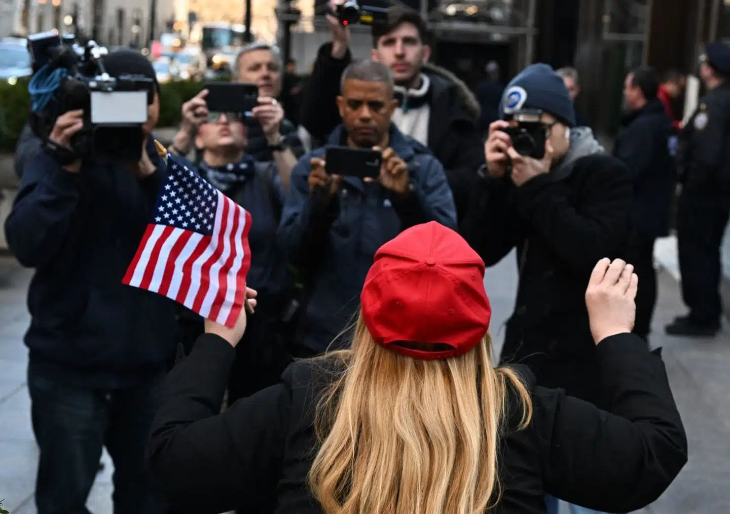 Fotograferne flokkes om en enlig Trump-støtte ved Trump Tower i New York. Der var flere pressefolk end demonstranter.