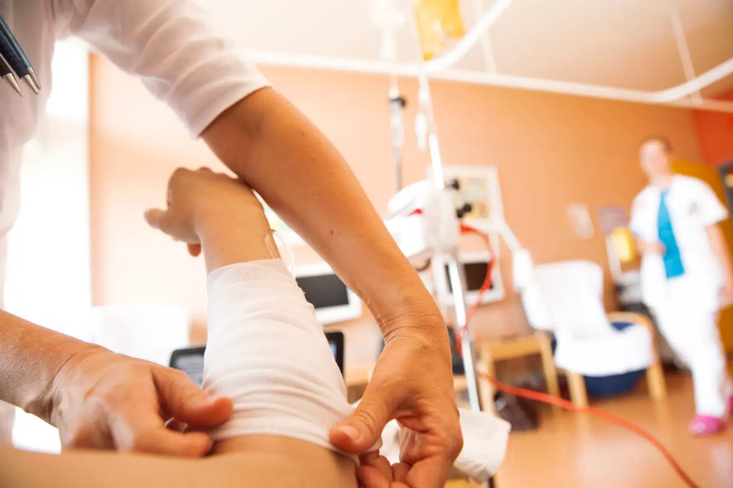 »Når man har været ansat på et hospital og vænnet sig til tanken om at løbe stærkt, betale for sin egen julefrokost, få serveret mad, der er pakket i plastik og nærmest lede for at få en dag fri for at komme på et kursus, kan jeg godt forstå, at man pludselig synes, at man har spildt sin tid og er blevet snydt,« skriver Harun Demirtas.