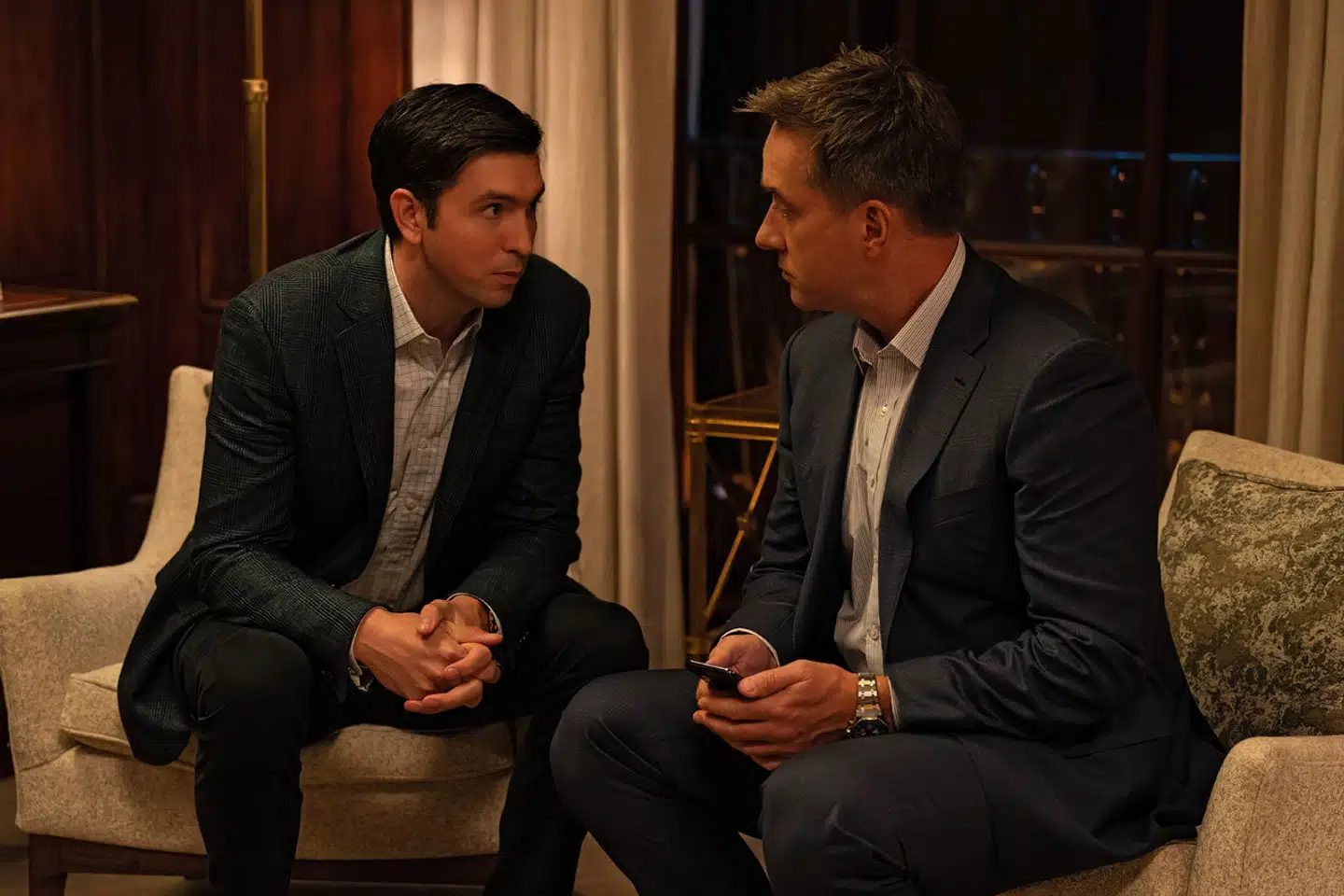 Fætter Greg (til venstre), som spilles af Nicholas Braun, og svigersønnen Tom, der spilles af Matthew Macfadyen, er begge ansatte i familievirksomheden Waystar Royco, selvom de er relativt uduelige.