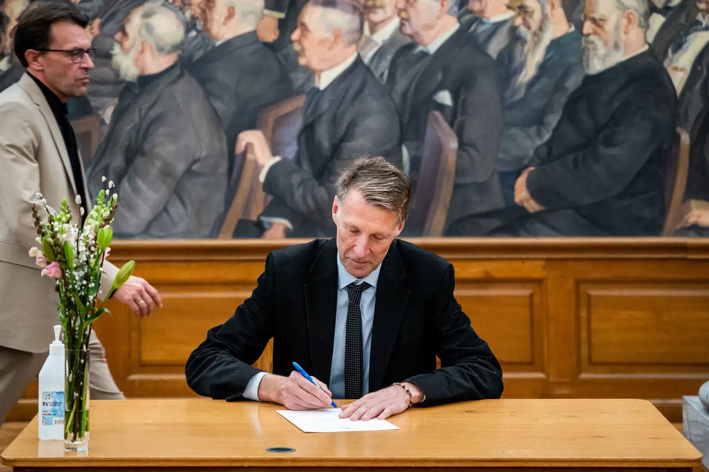 Jon Stephensen skriver under på en erklæring om at ville overholde Grundloven i Fællessalen på Christiansborg. Nu anklages han for at forfalske en underskrift andetsteds.