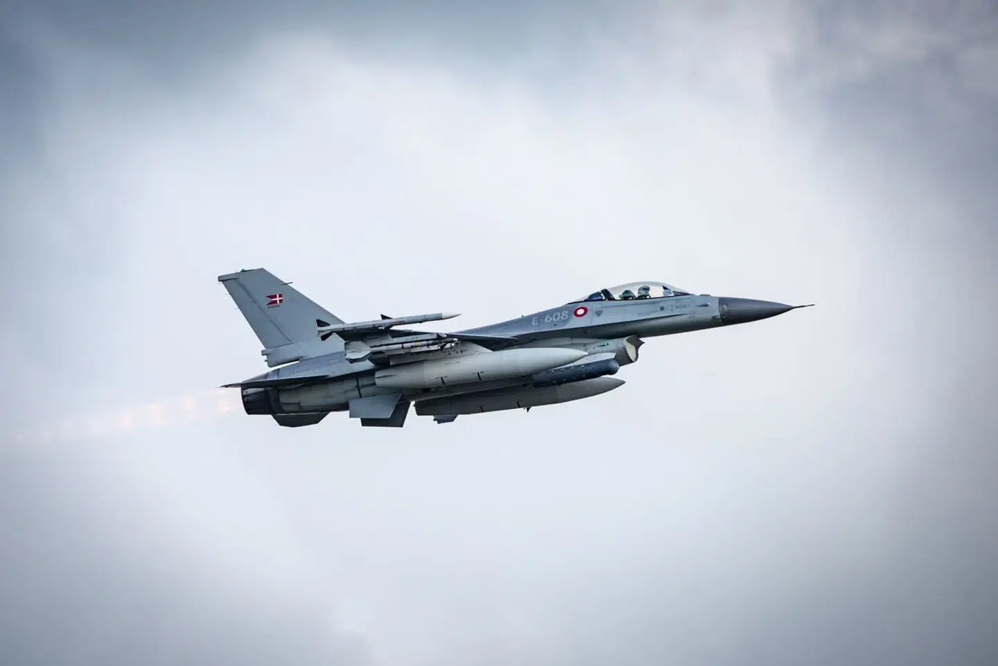 Danmark råder over 43 F-16-kampfly, hvoraf 30 af dem stadig var en aktiv del af tjenesten i november 2022. For en ukrainsk kamppilot kan det tage omkring seks måneder at lære, hvordan man flyver det.