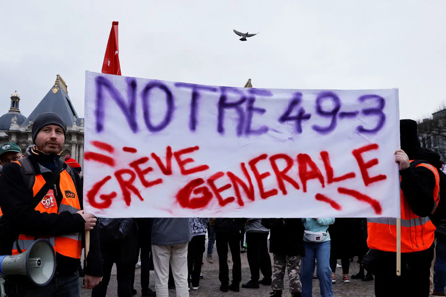 Demonstranter i den nordfranske by Lille bebuder generalstrejke som svar på præsident Macrons brug af grundlovens paragraf 49.3, der har gjort det muligt at vedtage pensionsreformen udenom Nationalforsamlingen.
