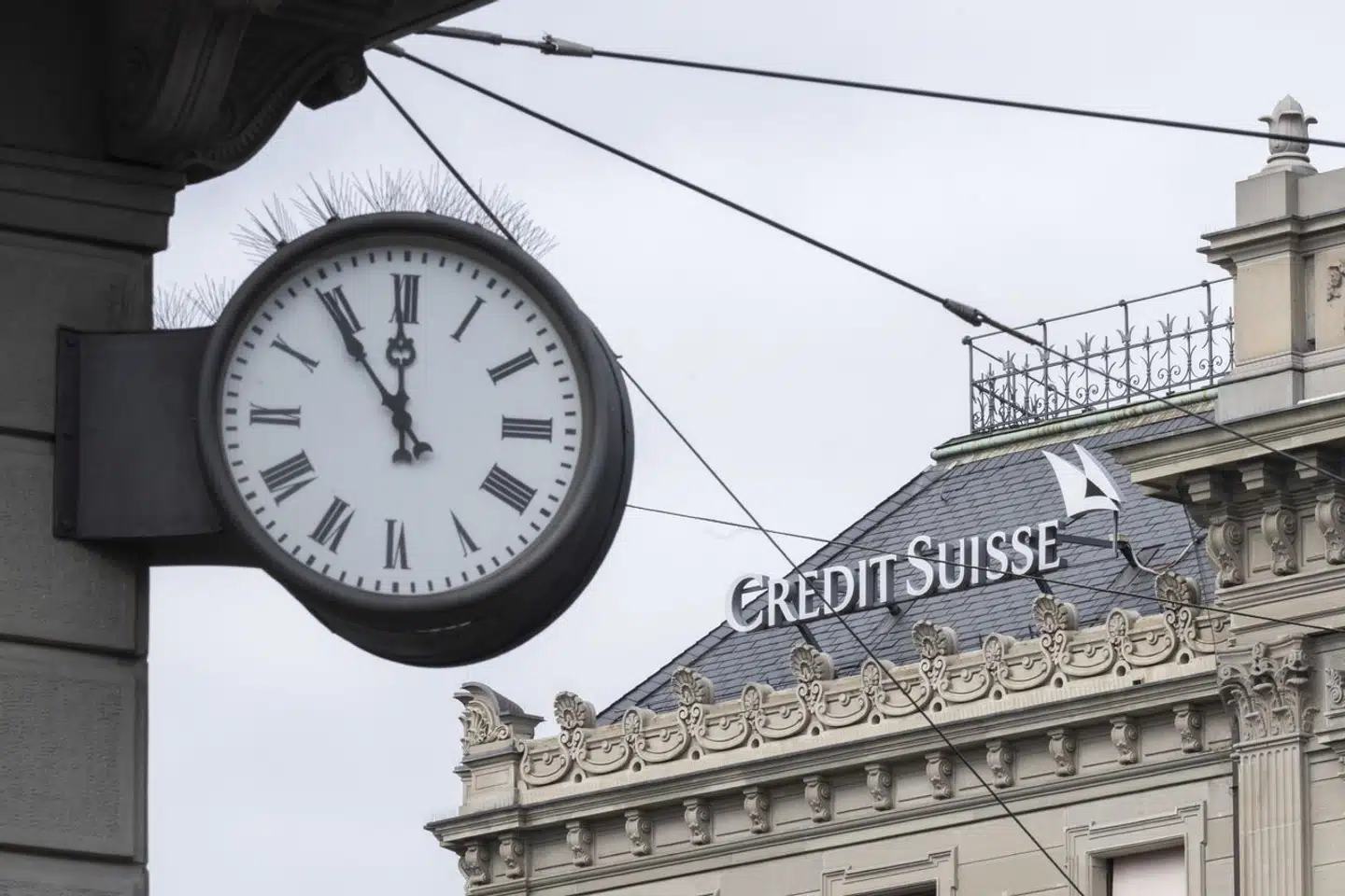 Klokken var fem minutter i 12 for schweiziske Credit Suisse, da den søndag blev reddet af den schweiziske stat - som så til gengæld brød gældende regler for bankredninger og kom storaktionærerne i møde.