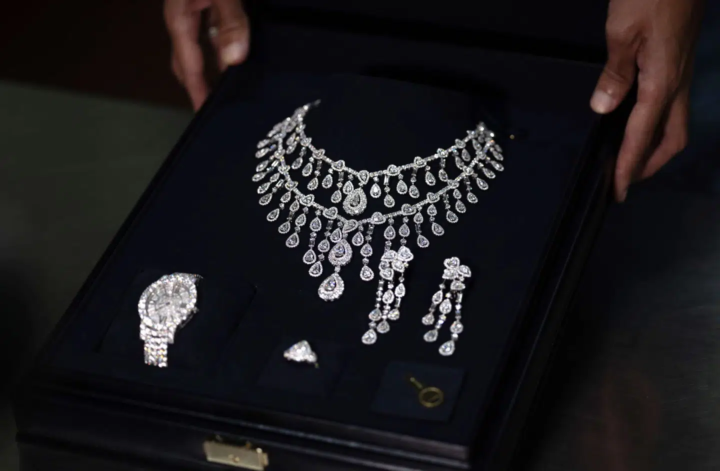 Den luksuriøse smykkesamling, der dukkede op i en energiministeriel rygsæk, er af det eksklusive schweiziske mærke Chopard og op mod tre millioner euro værd.