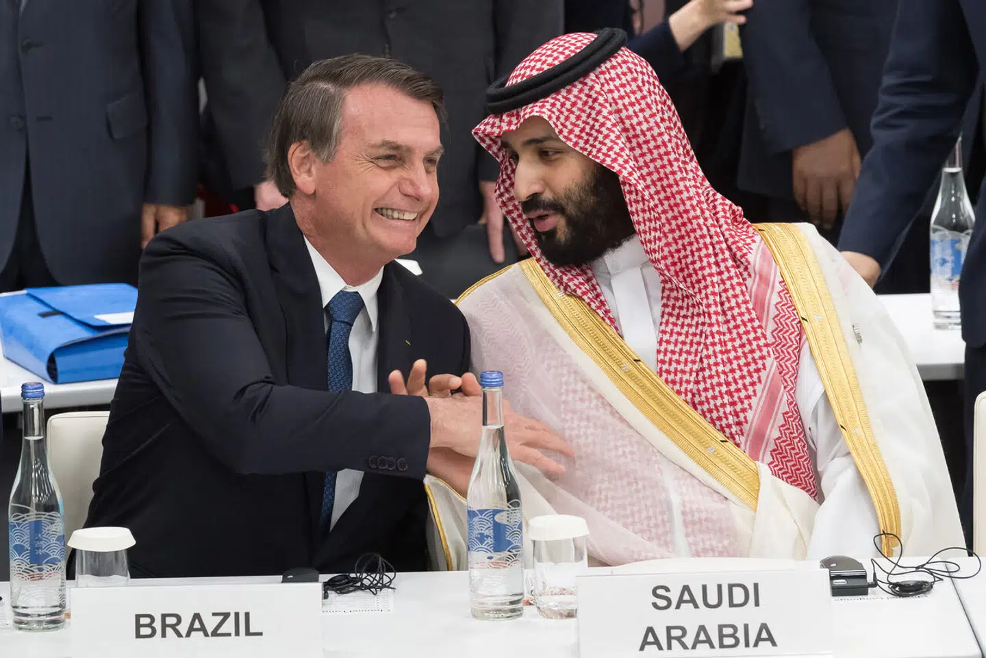 Jair Bolsonaro og den saudiske kronprins Mohammed bin Salman kommer godt ud af det med hinanden, her under et G20-møde i Japan. Lige lovlig godt, har brasilianske medier mistanke om.