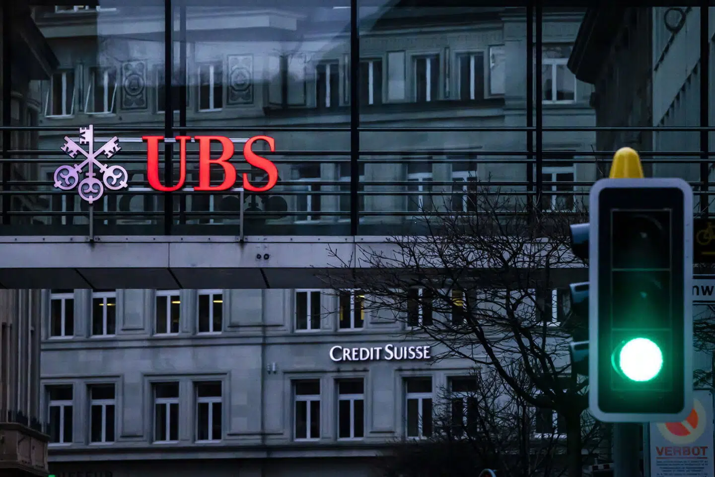Schweiz' største bank, UBS, har opkøbt landets næststørste bank, Credit Suisse, efter at den i sidste uge var tæt på kollaps.