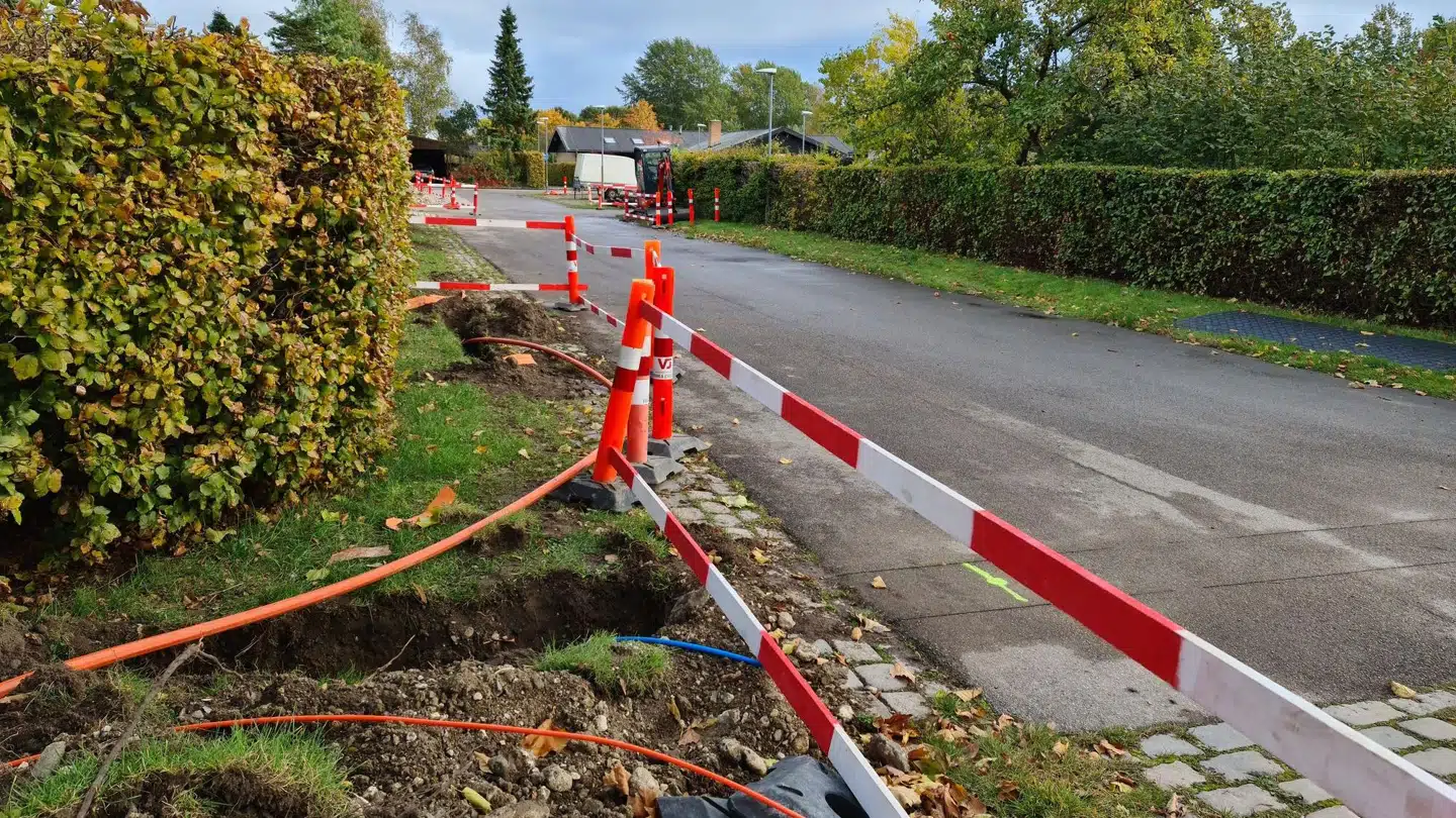 Overalt i Danmark bliver der gravet lynhurtige fiberkabler ned. Men titusinder af adresser har fortsat ikke udsigt til at få ordentlige internetforbindelser.