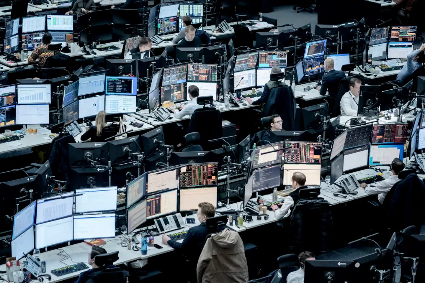 Finansmarkederne er rystet efter kæmpetab i Credit Suisse. Nu rammes danske banker af kraftige kursfald. På billedet ses Nordeas trading floor.