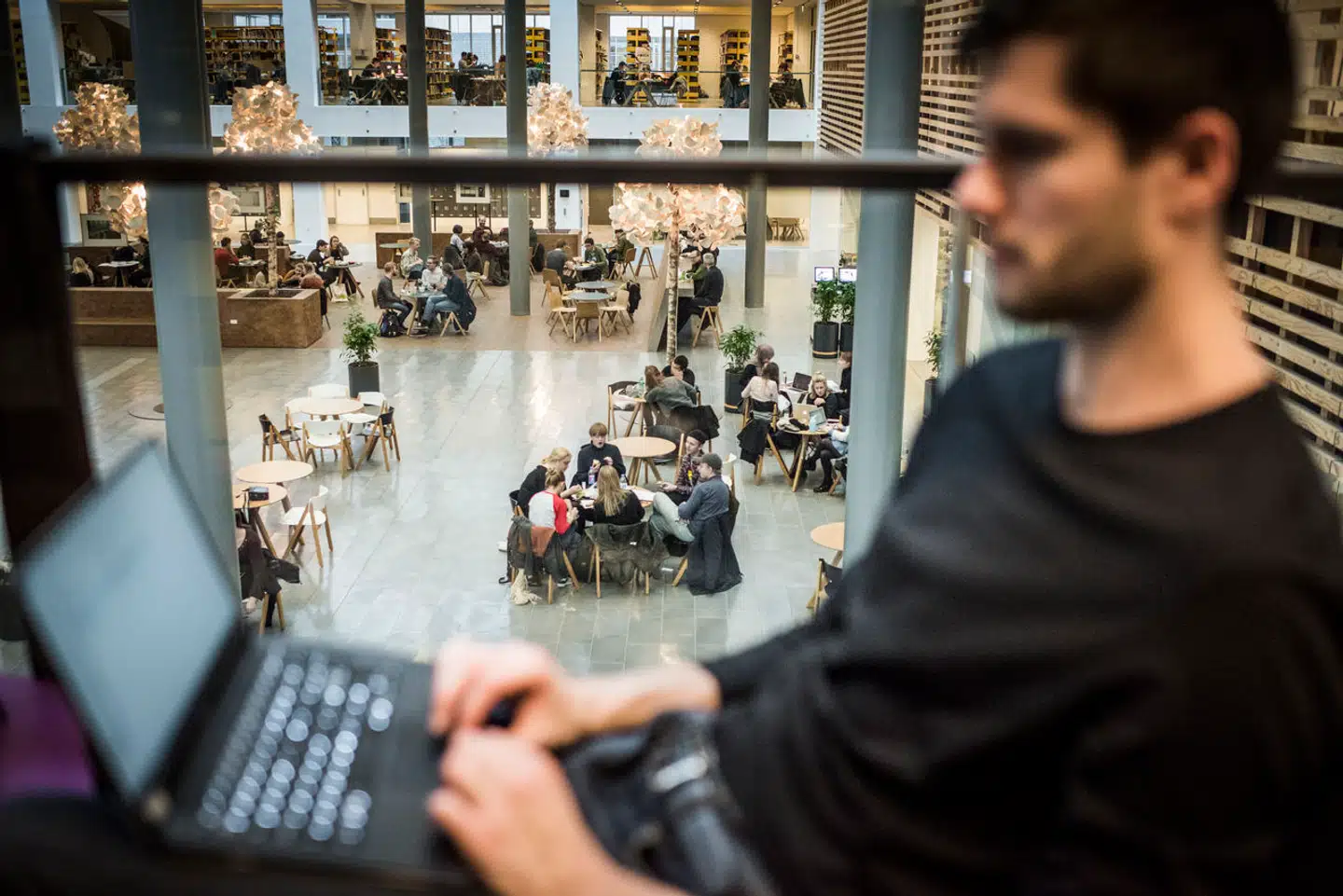 »Uddannelsesvalg kan selvfølgelig anskues ud fra andet end et økonomisk perspektiv, men min opfattelse er, at tallene er så bemærkelsesværdige, at de begrunder, at færre personer går på universitetet,« skriver Mads Lundby Hansen.