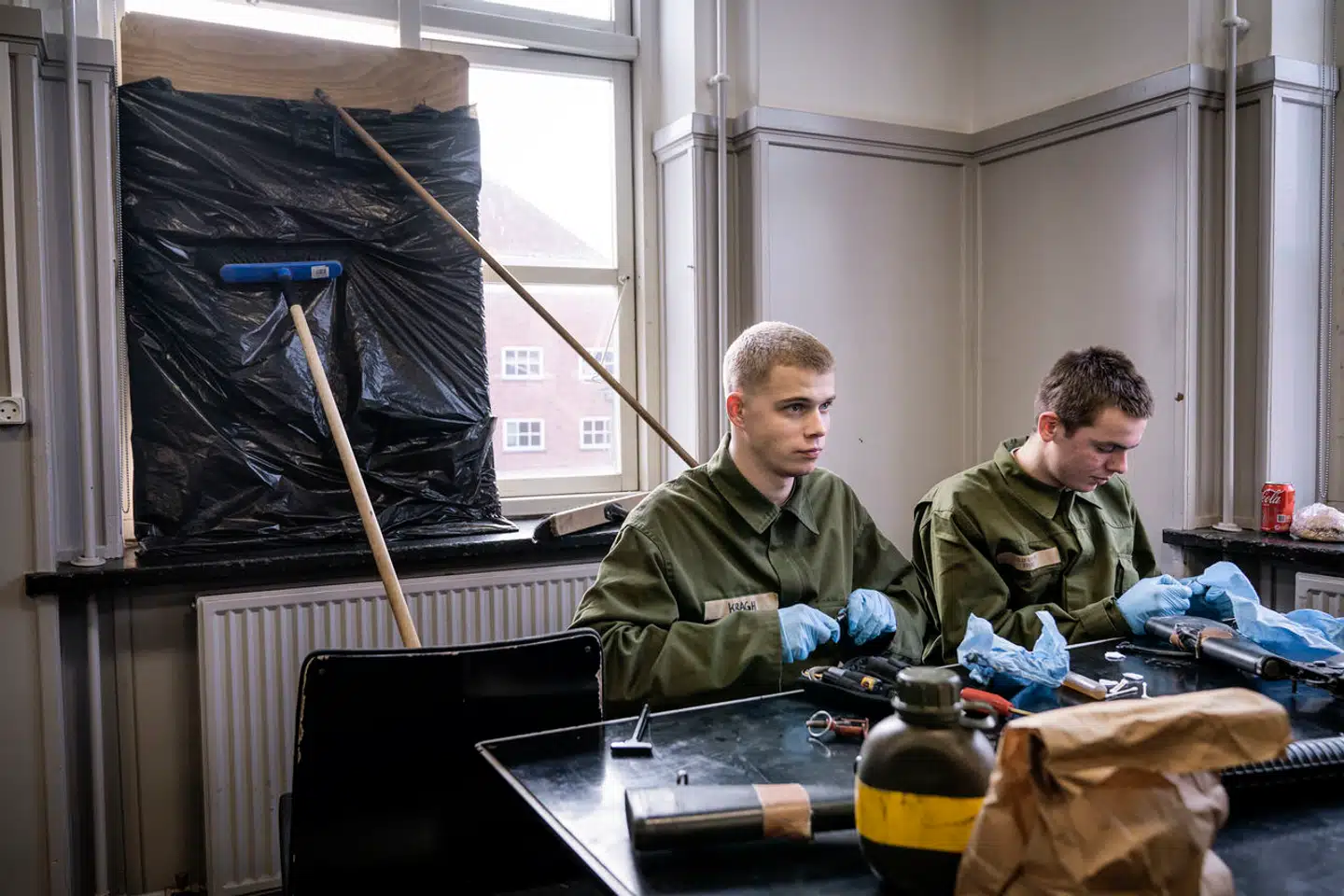 »Svaret på, at noget ikke fungerer i en statslig myndighed, er ikke at fjerne eller skære det bort. Det er i stedet at oprette en eller flere styrelser – helst flere – i det, man på nudansk kan kalde styrelsesinflation. Intet sted er det mere synligt end i Forsvaret,« skriver Thomas Bernt Henriksen i denne leder. Her renser værnepligtige våben i Garderkasernen i Høvelte.