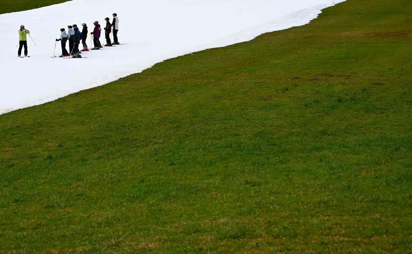 Skiløbere på bakke med kunstig sne i Bayern, Tyskland, 11. januar i år. Europa har netop gennemlevet den næstvarmeste vinter, der er målt.