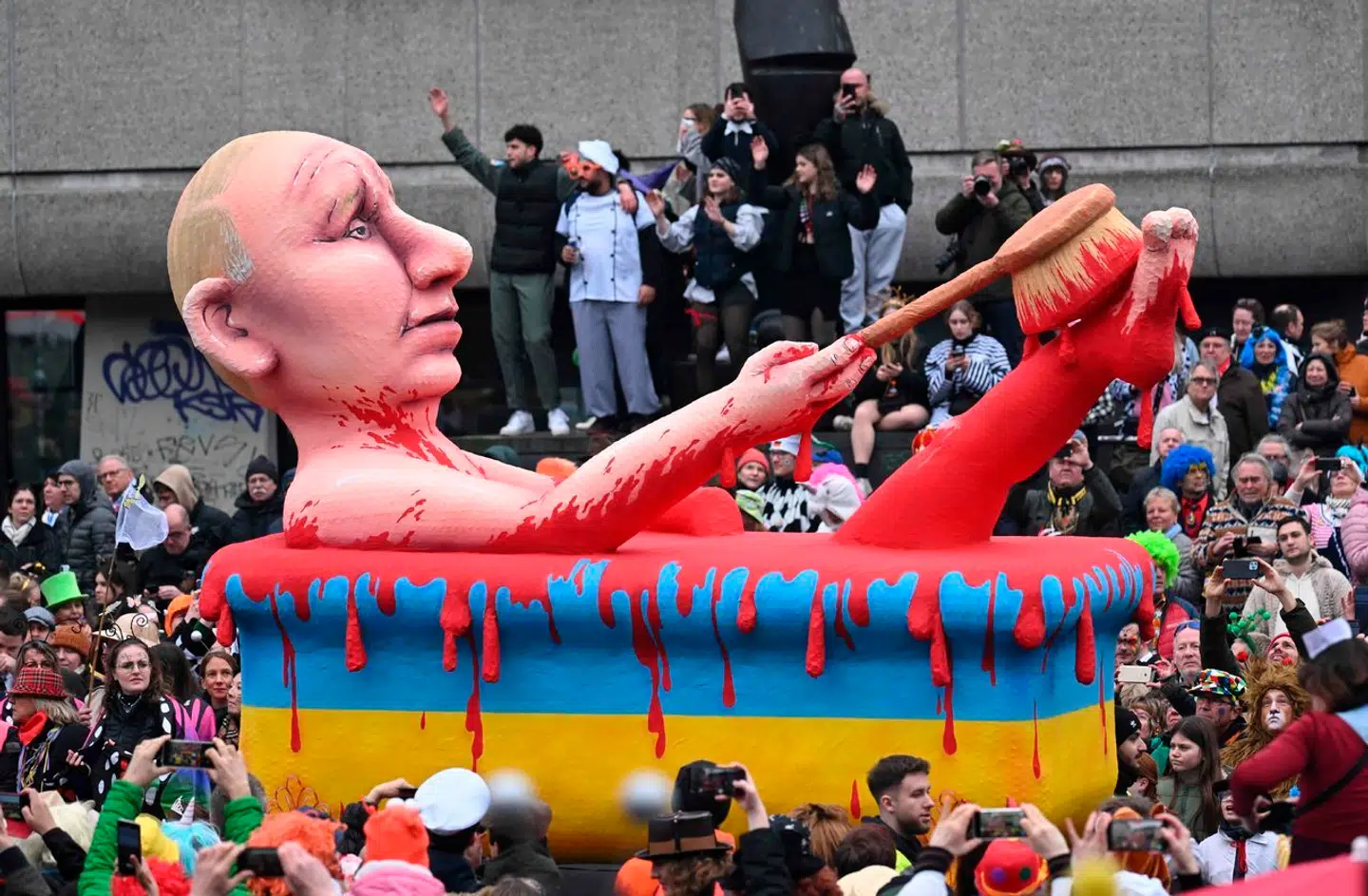 Ruslands præsident, Vladimir Putin, blev taget under kritisk behandling ved karnevallet i Düsseldorf i februar.