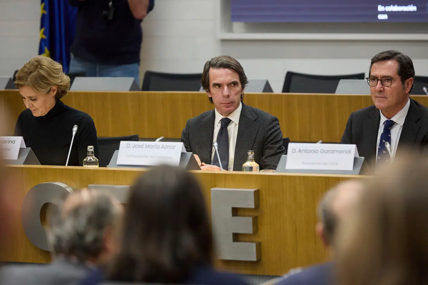 Alvorlige miner hos José María Aznar (i midten) og Antonio Garamendi under et møde i den konservative tænketank FAES. Den tidligere premierminister er en indflydelsesrig mand i Madrids højrefløjsmiljø, der har været rasende over arbejdsgiverformandens samarbejde med en kommunistisk minister.