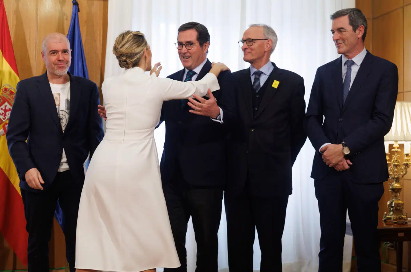 Forholdet mellem Yolanda Díaz og Antonio Garamendi er kølnet de seneste måneder. Men de er stadig på kindkys og kram, som her ved præsentationen af en arbejdsmiljøaftale 23. februar.