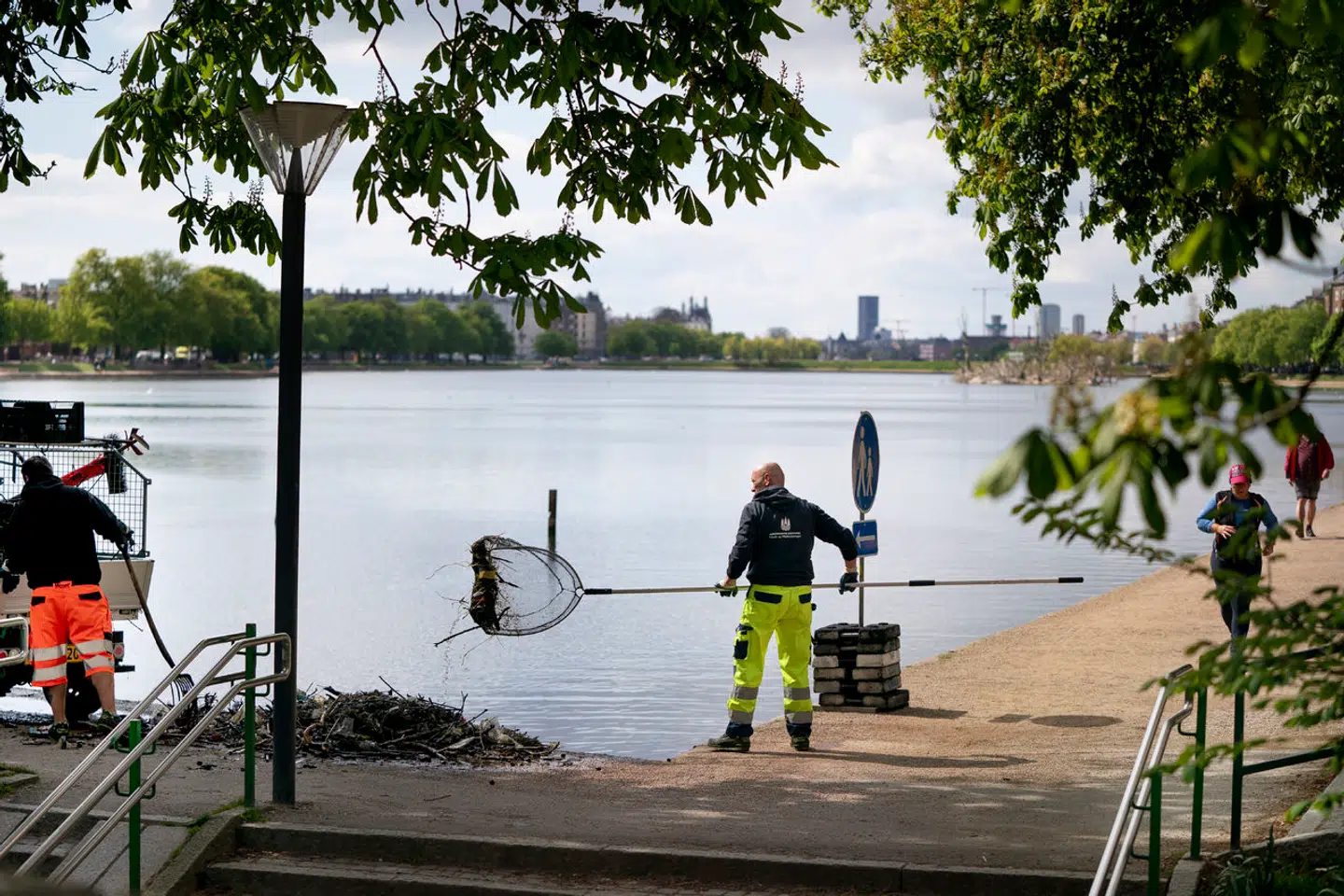 Hvis nyt forslag om oprydning i søerne vedtages, skal de ansatte have hele tre vacciner.