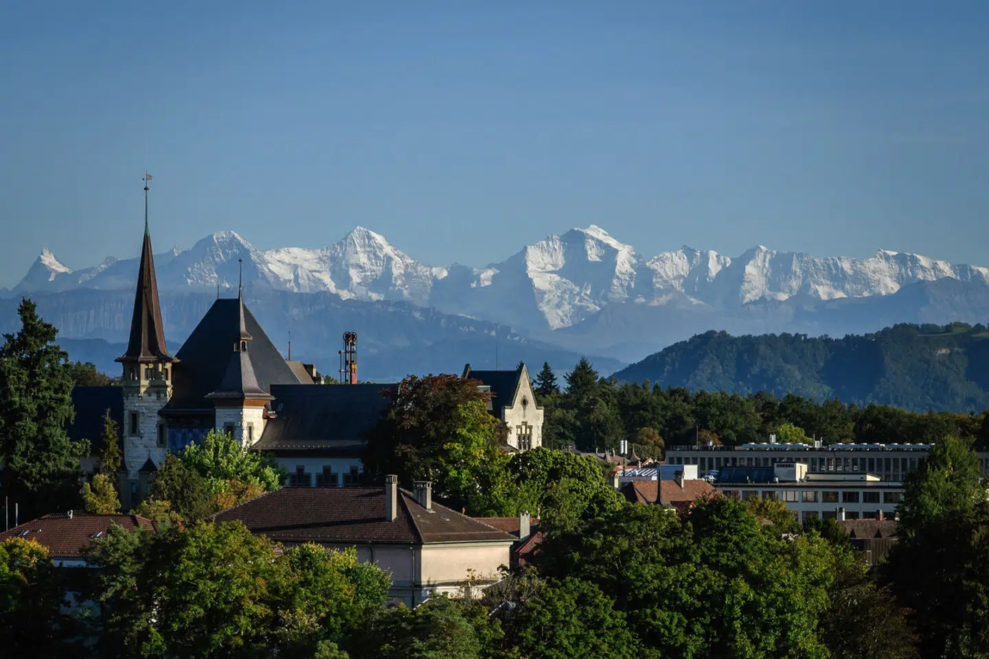 Schweizerne har i mange årtier nydt godt af deres lands neutralitet, men krigen i Ukraine har gjort det sværere ikke at ville vælge side.