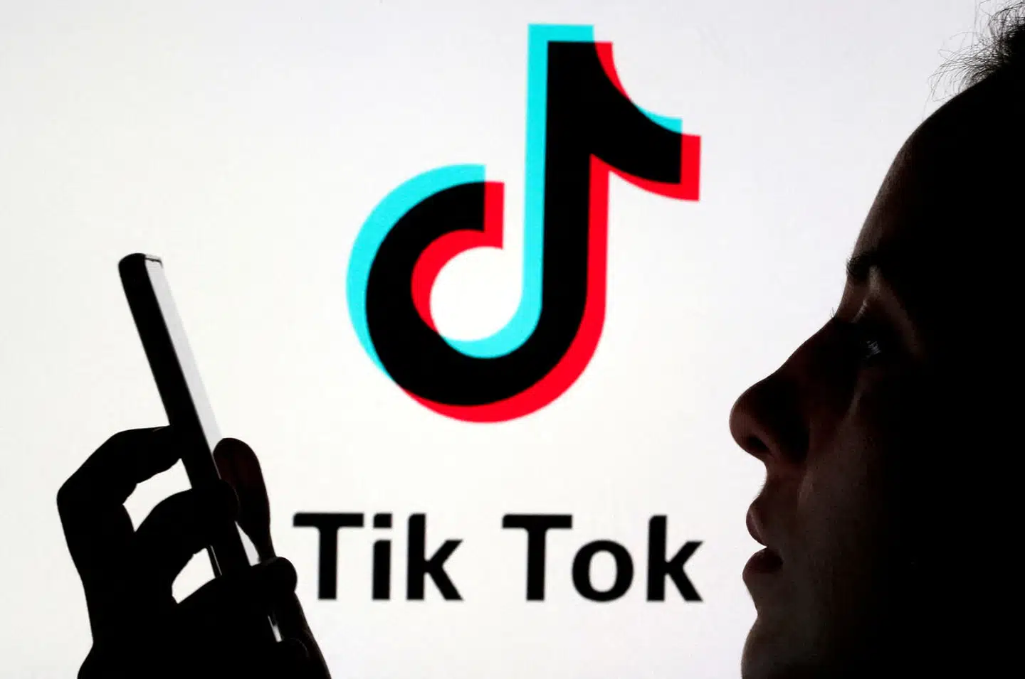 Meldingen kommer efter flere ugers debat om især det sociale medie TikTok og den risiko for overvågning, der er ved at have den på sin telefon. Foto: REUTERS/Dado Ruvic/Illustration/File Photo