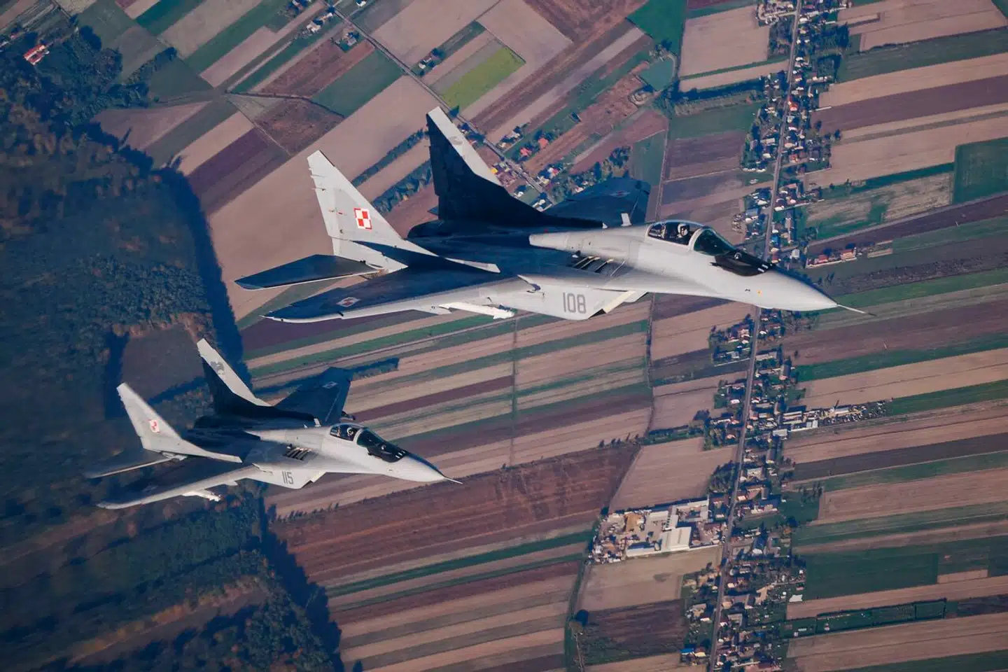 Beslutningen er truffet, dagen efter at Polen meddelte, at det som det første land nu sender kampfly til ukrainerne. Her ses to MiG-29-fly i en militærøvelse. (Foto: RADOSLAW JOZWIAK / AFP)