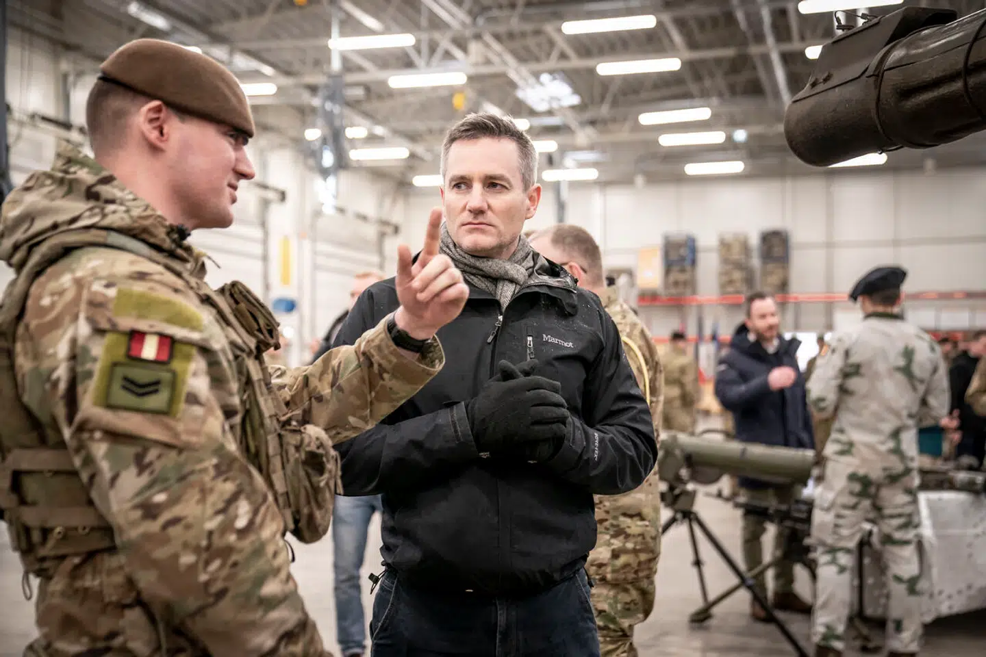 Blandt andet De Konservative mener, at Danmark skal sende kampfly, siger forsvarsordfører Rasmus Jarlov til TV2. Rasmus Jarlov (KF) ses jer til et besøg hos det danske bidrag DANCON eFP 6 på Tapa basen i Tallinn i Estland, torsdag den 26. januar 2023. (Foto: Mads Claus Rasmussen/Ritzau Scanpix)