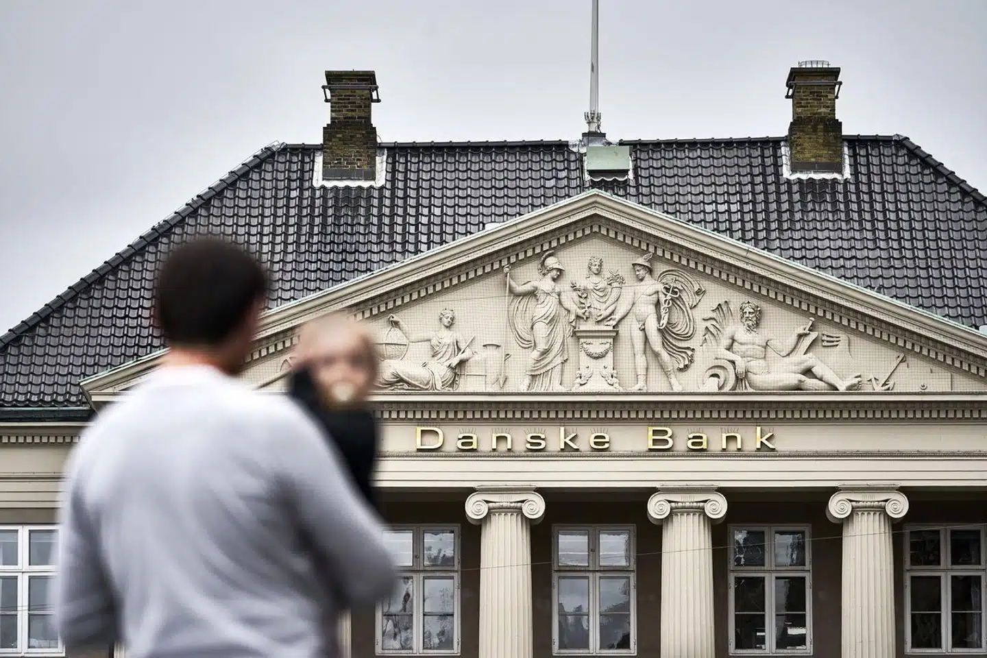 »Her skal alle aktionærer stemme for eller imod Mellemfolkeligt Samvirkes forslag om, at Danske Bank skal droppe sine investeringer i sorte energiselskaber, der ignorerer klimavidenskaben. Desværre har Danske Banks bestyrelse allerede gjort det klart, at den ikke støtter forslaget,« skriver Tim Whyte og Katrine Ehnhuus om Danske Banks generalforsamling i dag.
