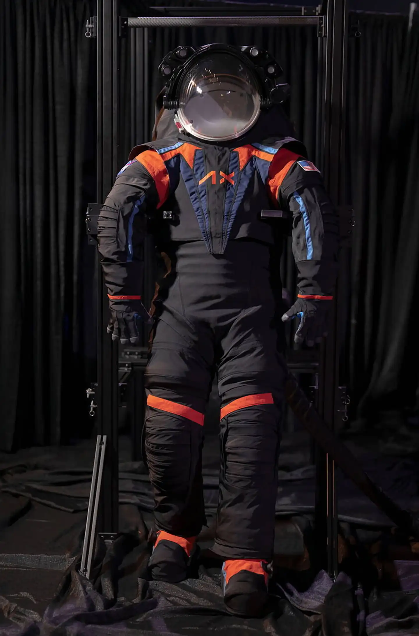 Selvom dragten her er mørk koksgrå, vil de dragter, astronauterne skal bære på Månen, være hvide.