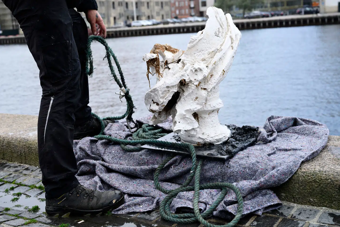 I 2022 skrev Weekendavisen, at Katrine Dirckinck-Holmfeld havde fået offentlig støtte til at vise den »rematerialiserede« buste.