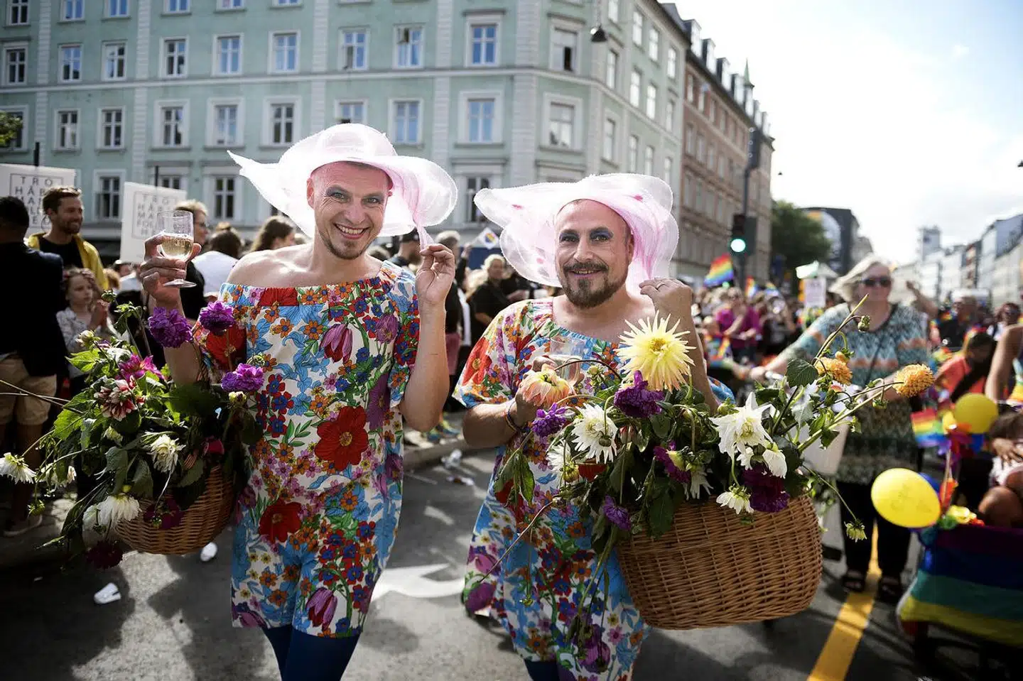 »Så hav ikke ondt af drag-kunstnerne eller queer-miljøet. Støt dem, hvis du kan, men ikke med medlidenhed. Få er vel stærkere. Nej, den store trussel her er truslen mod friheden. Mod de forældre og biblioteksfagfolk, som man nu i den grad kaster under bussen,« skriver Andreas Gylling Æbelø.
