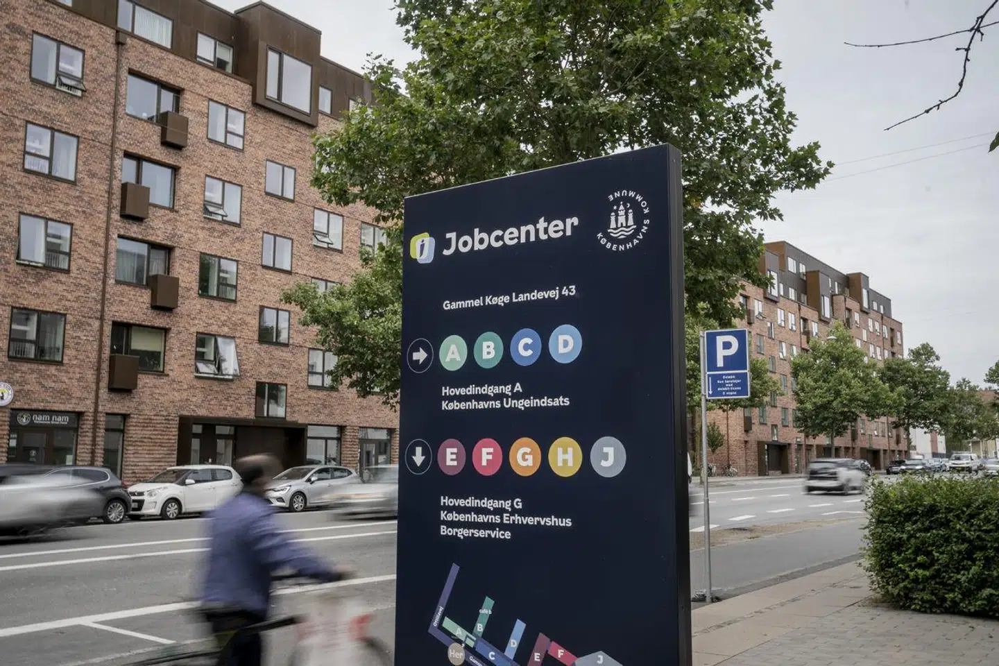 »Målet for endnu bedre jobcentre må derfor være at fjerne regler, så vi i højere grad kan vælge løsninger, der passer til den enkelte. Det synes umiddelbart også at være regeringens plan. Derfor undrer det mig, at et aktuelt lovforslag på området går den stik modsatte vej,« skriver Sofia Osmani.