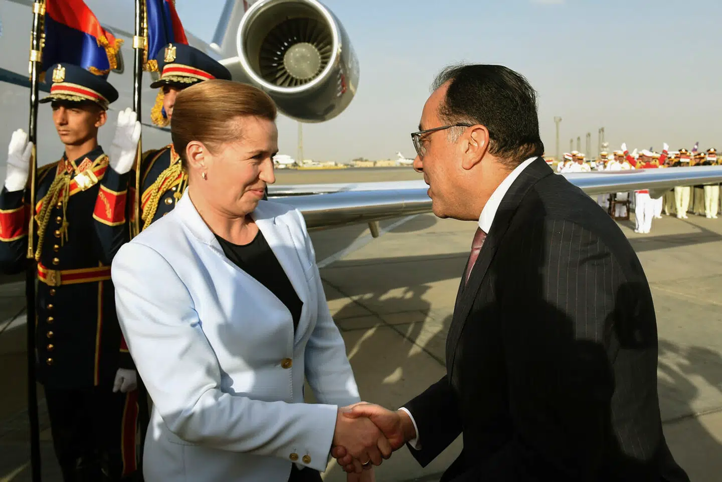 Statsminister Mette Frederiksen (S) hilser på Egyptens premierminister, Mostafa Madbouly, ved ankomsten til Kairo 12. marts 2023.