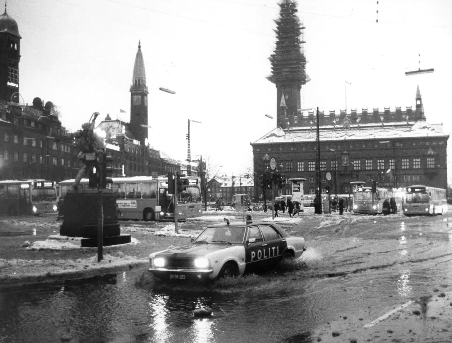 Sådan så rådhustårnet i København ud på en endog meget våd vinterdag i 1976.