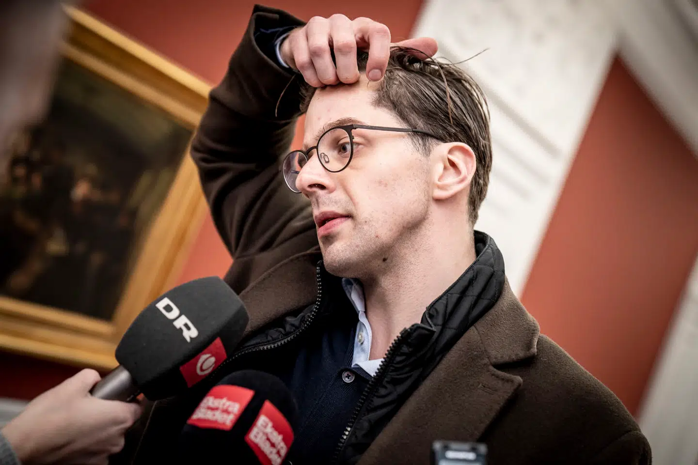 Alex Vanopslagh ankommer til Liberal Alliances gruppemøde på Christiansborg, tirsdag den 14. marts 2023. »Det er min skyld, jeg har begået en fejl. Men det er andre, der fælder dommen og siger, hvad jeg skal betale tilbage,« Siger Alex Vanopslagh. (Foto: Mads Claus Rasmussen/Ritzau Scanpix)