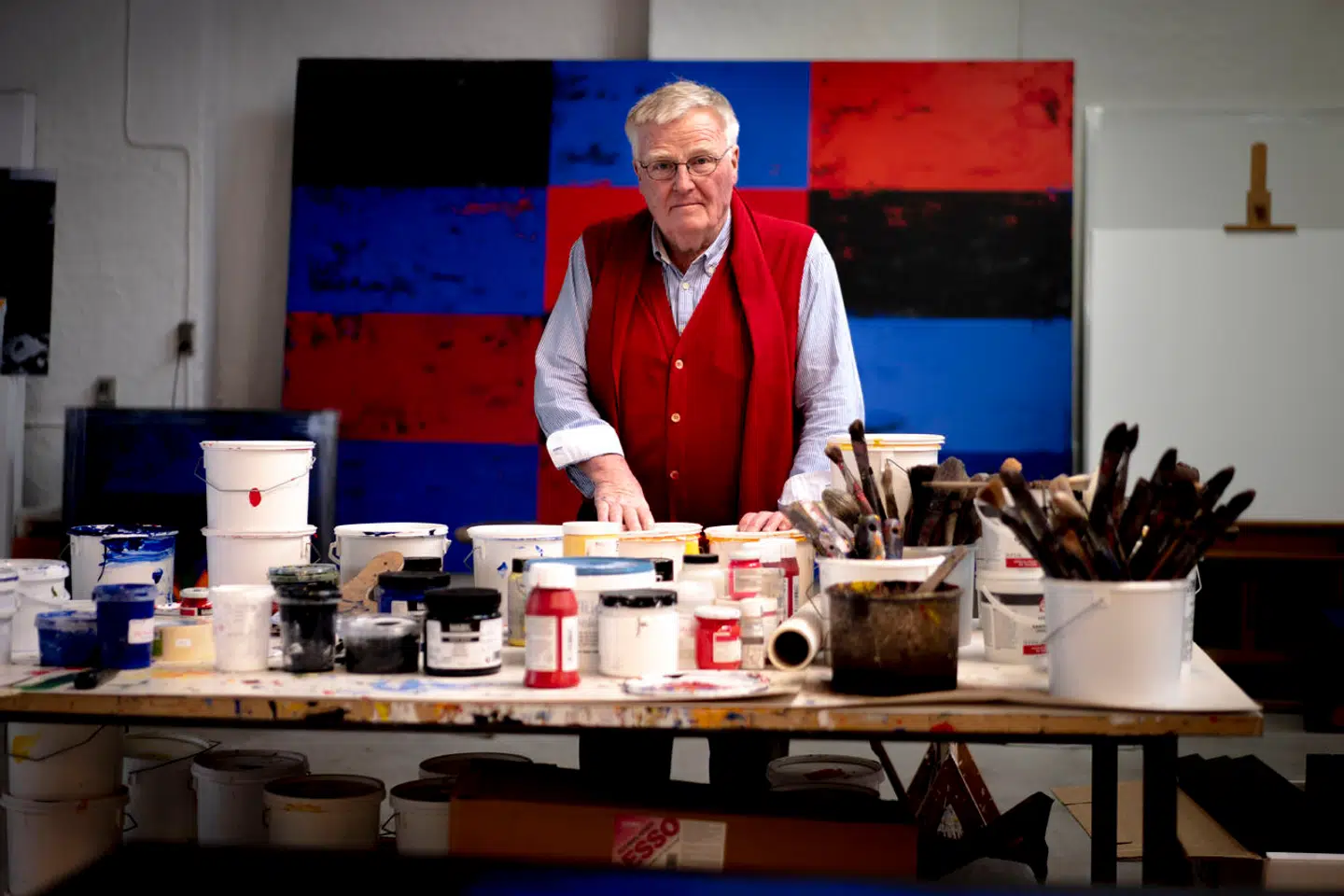 Kunster Per Arnoldi fotograferet i hans atelier. (Arkivfoto)