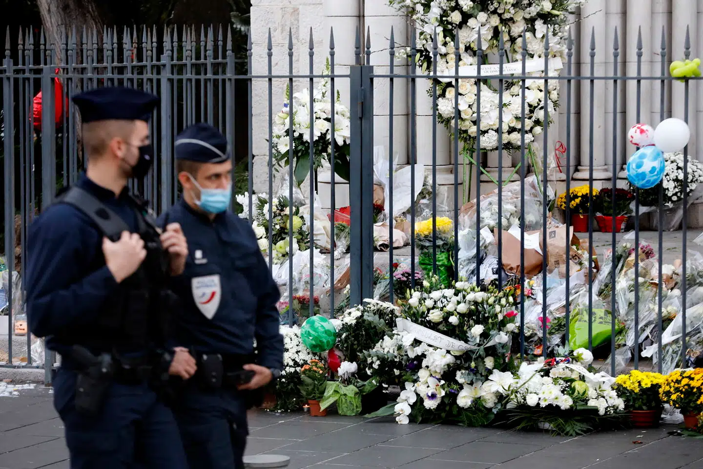 Franske politibetjente patruljerede uden for Notre-Dame-kirken i Nice i dagene efter terrorangrebet 29. oktober 2020. Blogger Kim Møller fra Uriasposten er nu dømt for at have delt et usløret billede af et af terrorofrene, der lå dræbt på kirkegulvet.