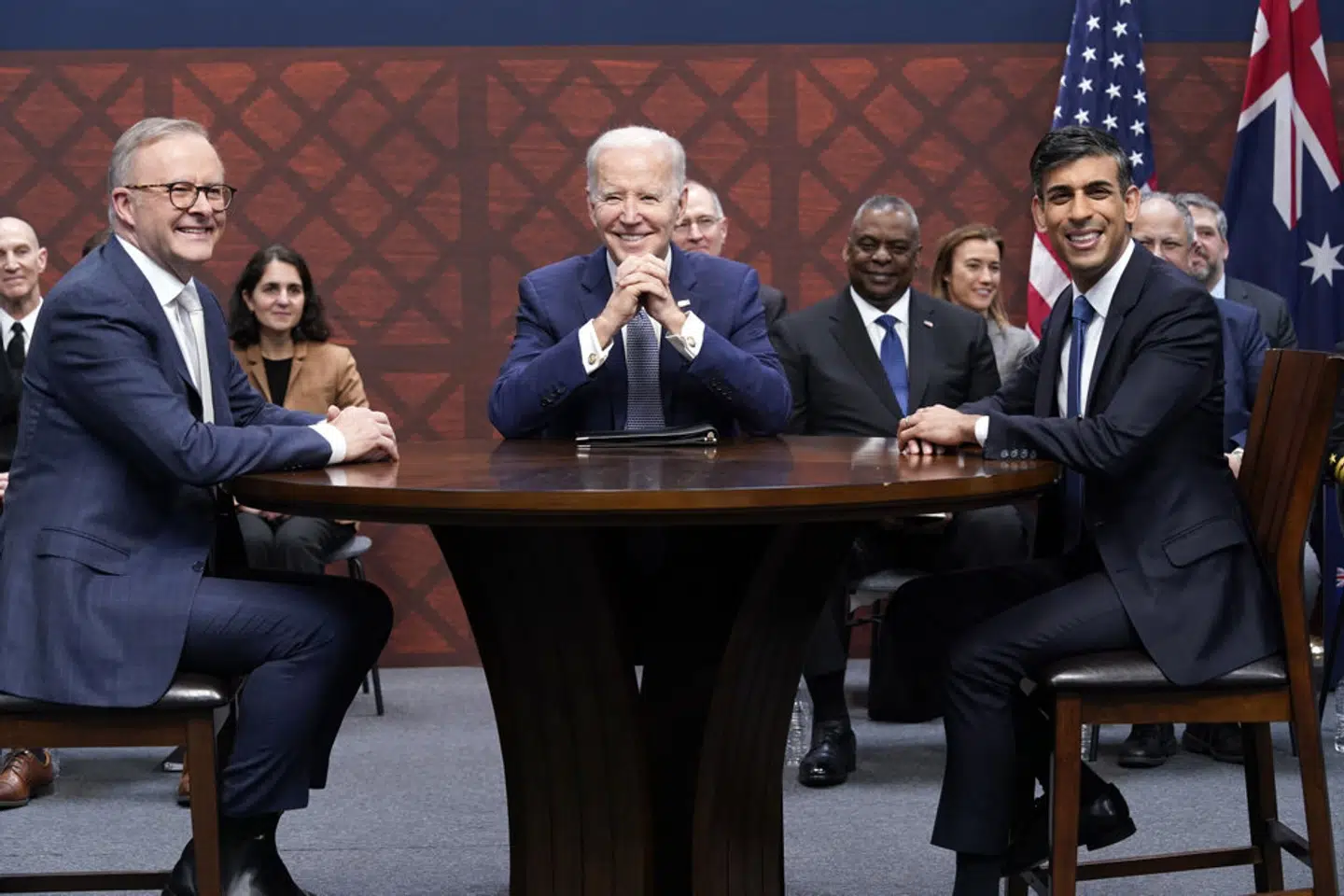 Præsident Joe Biden var mandag vært for et møde med sine partnere i Aukus-pagten, premierminister Anthony Albanese fra Australien og premierminister Rishi Sunak fra Storbritannien. - Foto: Evan Vucci/Ritzau Scanpix