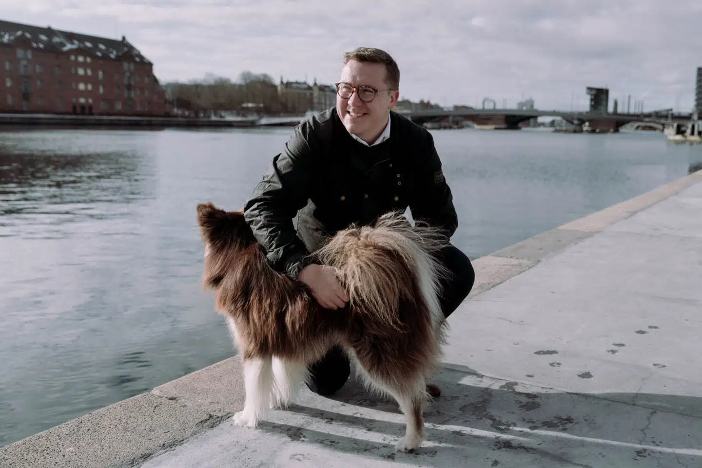 Det er ikke længe siden, at Bergur Løkke Rasmussen forsikrede om, at han ville blive i Venstre. Men noget er sket i mellemtiden, og nu følger han atter i fodsporene på sin far, tidligere statsminister Lars Løkke Rasmussen.