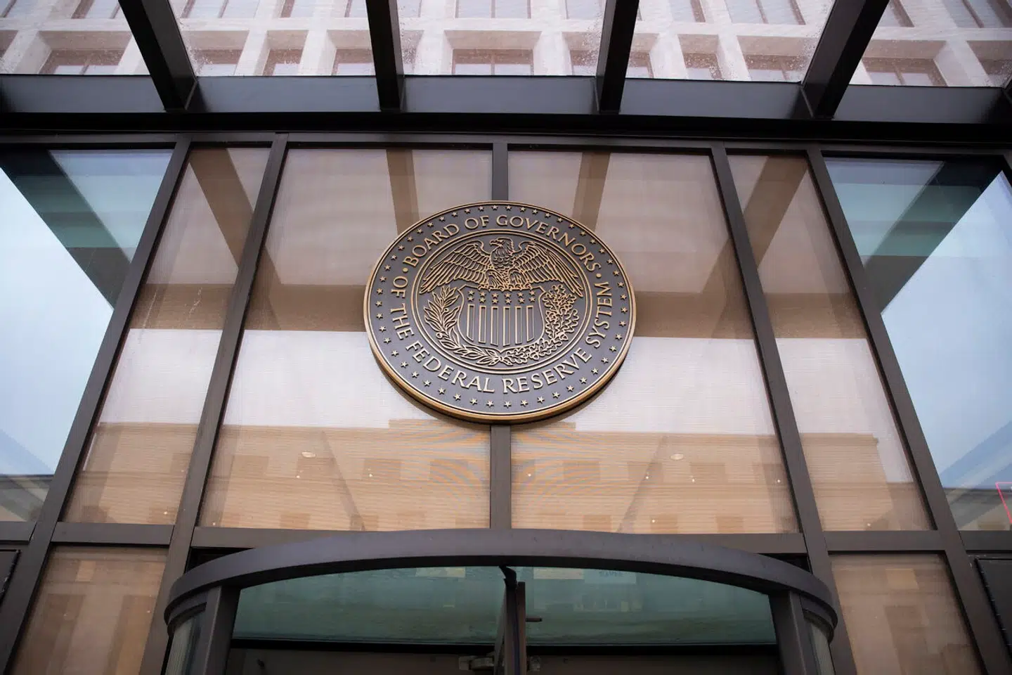 Efter at vi i ugevis har talt om stædigt høj inflation, aggressive centralbanker og store rentehop, ser vi nu renterne rasle ned overalt i USA og Europa.