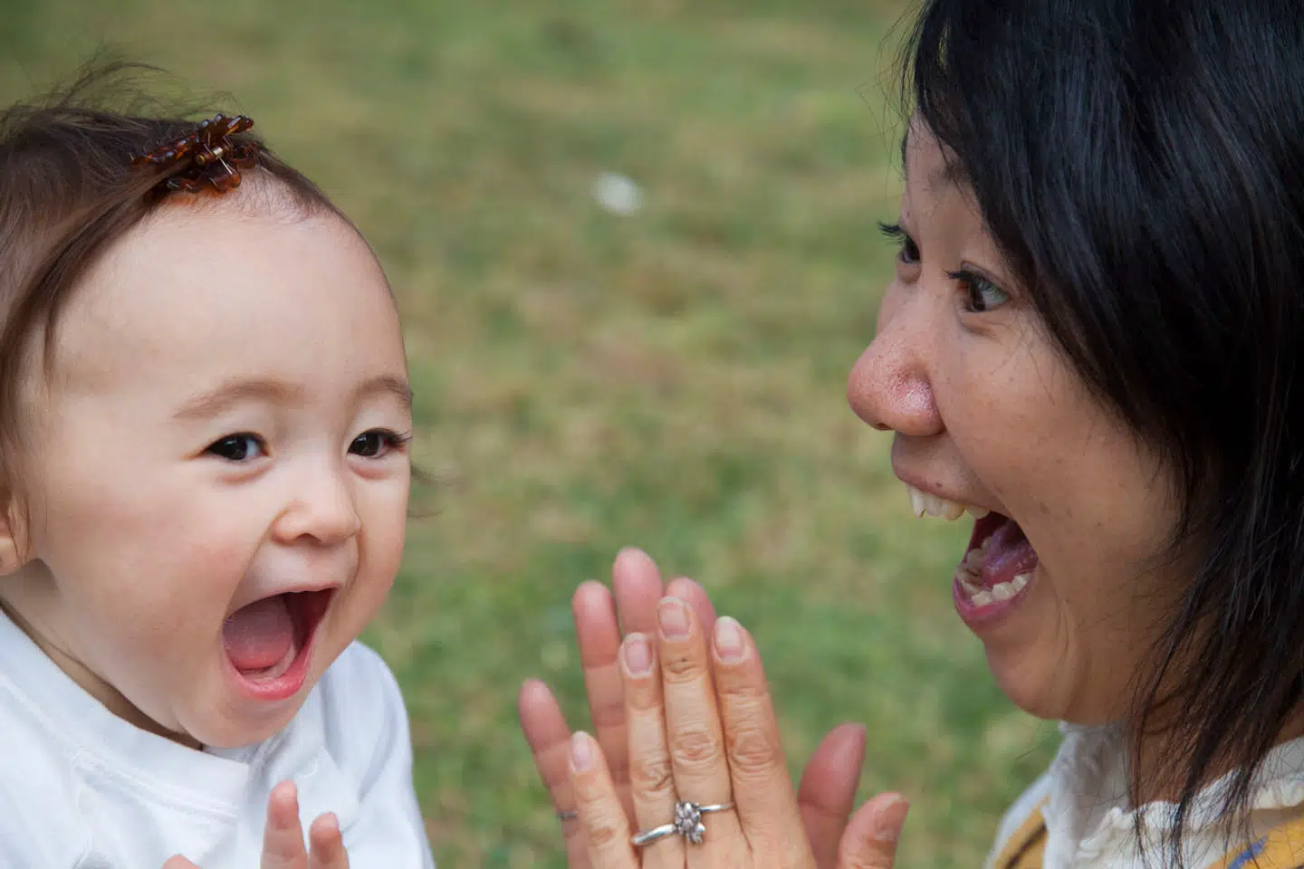 Især i barnets første år er mimik og kropssprog afgørende for barnets udvikling i de første leveår.