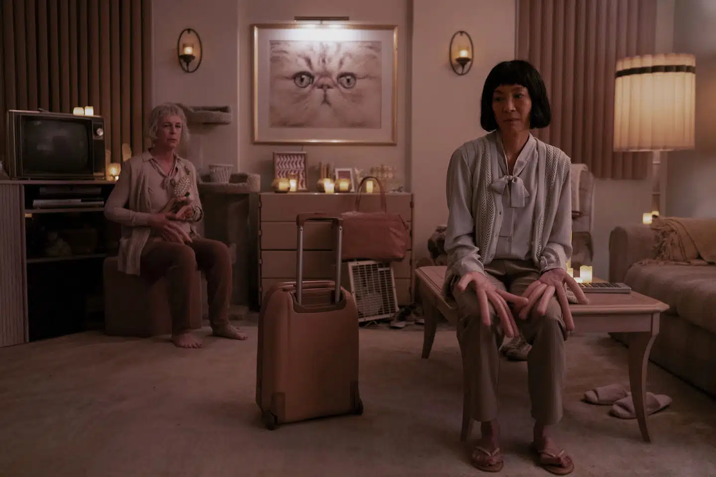 I et alternativt univers i filmen har Jamie Lee Curtis (tv) og Michelle Yeoh pølser i stedet for fingre.