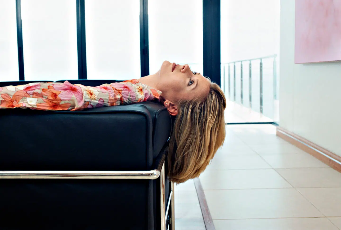 Kvinder har i mange år »lidt i stilhed«, men nu er britiske arbejdspladser begyndt at indføre tiltag, der skal gøre livet lettere i de år af kvindens liv, hvor symptomer fra overgangsalderen kan gøre det udfordrende at arbejde.