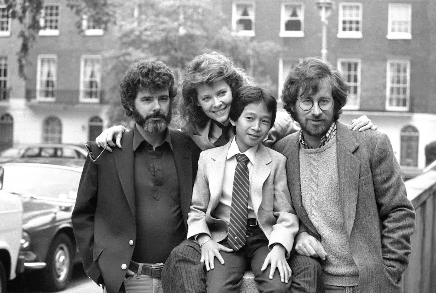 På dette billede ses instruktør Steven Spielberg, skuespiller Ke Huy Quan, skuespilleren Kate Capshaw og producent George Lucas i 1984, under promoveringen af »Indiana Jones og templets forbandelse«. Director Steven Spielberg, right, is in London for tonight's Royal European Charity Premiere of his new film "Indiana Jones and the Temple of Doom, " June 11, 1984. With him, from left to right, are: executive producer George Lucas; actress Kate Capshaw; and young actor Ke Huy Quan. (AP Photo/Joe Schaber)