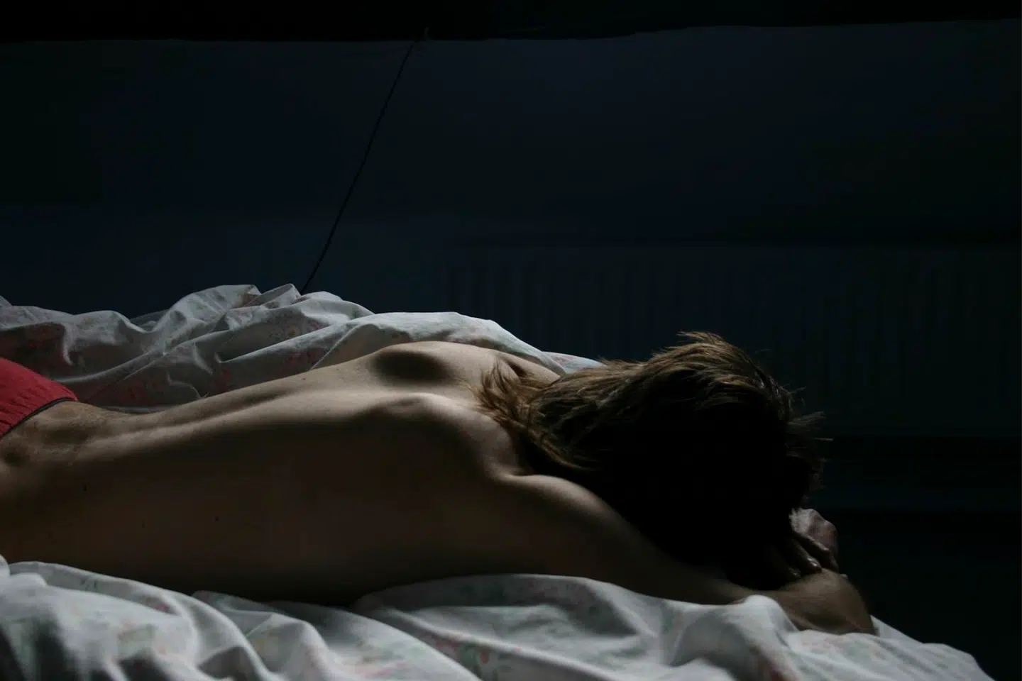 De unge kan ikke sove om natten, fordi de bekymrer sig. Det kan give en dårlig start på voksenlivet, lyder det fra ekspert.